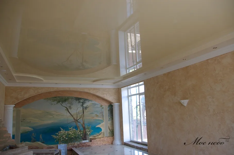 шикарная огромная комната светлый глянцевый натяжной потолок