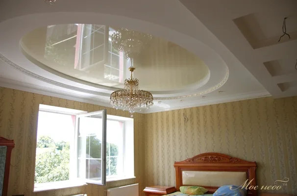 Овальная глянцевая вставка на белом натяжном потолке