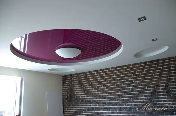 Вишнёвій круг на белом натяжном потолке