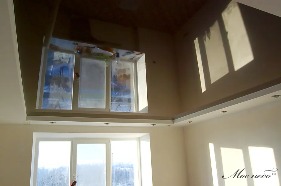 большойтёмный глянцевый потолок