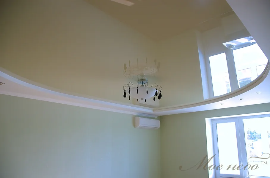 Светлый глянцевый потолок