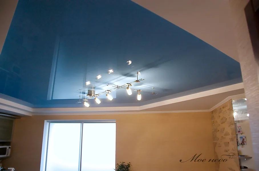 Голубой глянцевій натяжной потолок