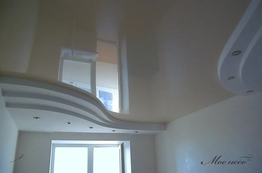 Глянцевый потолок в большой спальне