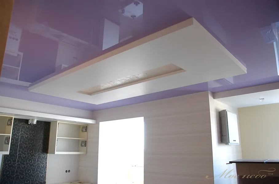 белый  прямоугольник на сиреневом потолке