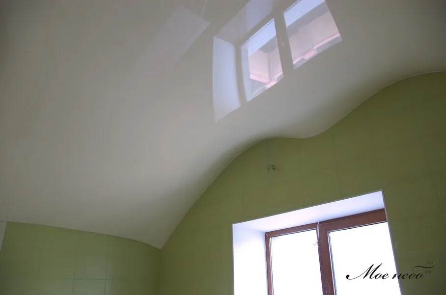 Зелёная ванная и белый кривой потолок волна