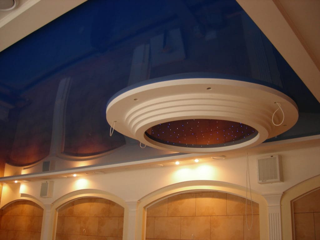 Синий натяжной потолок в бассейне с круглой вставкой "звёздного неба"