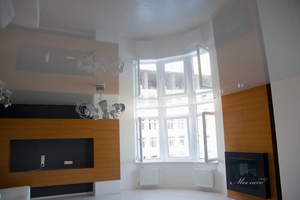 Белый глянцевый натяжной потолок на белой кухне