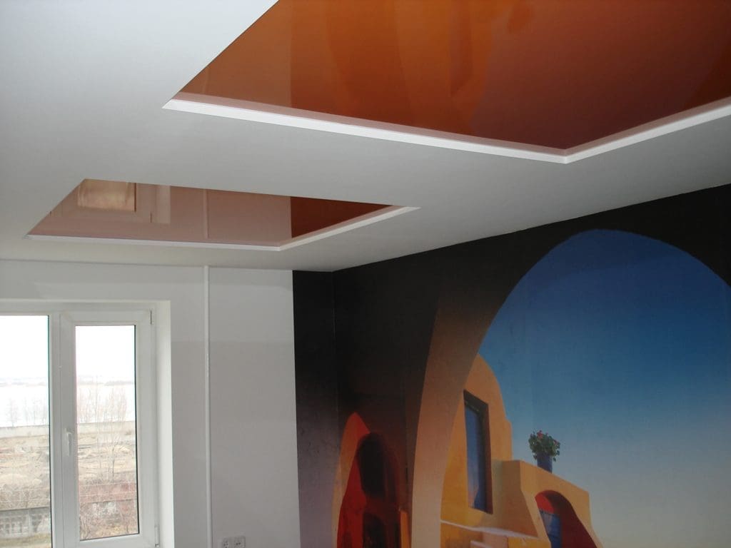 белый потолок с тёмными квадратными вставками