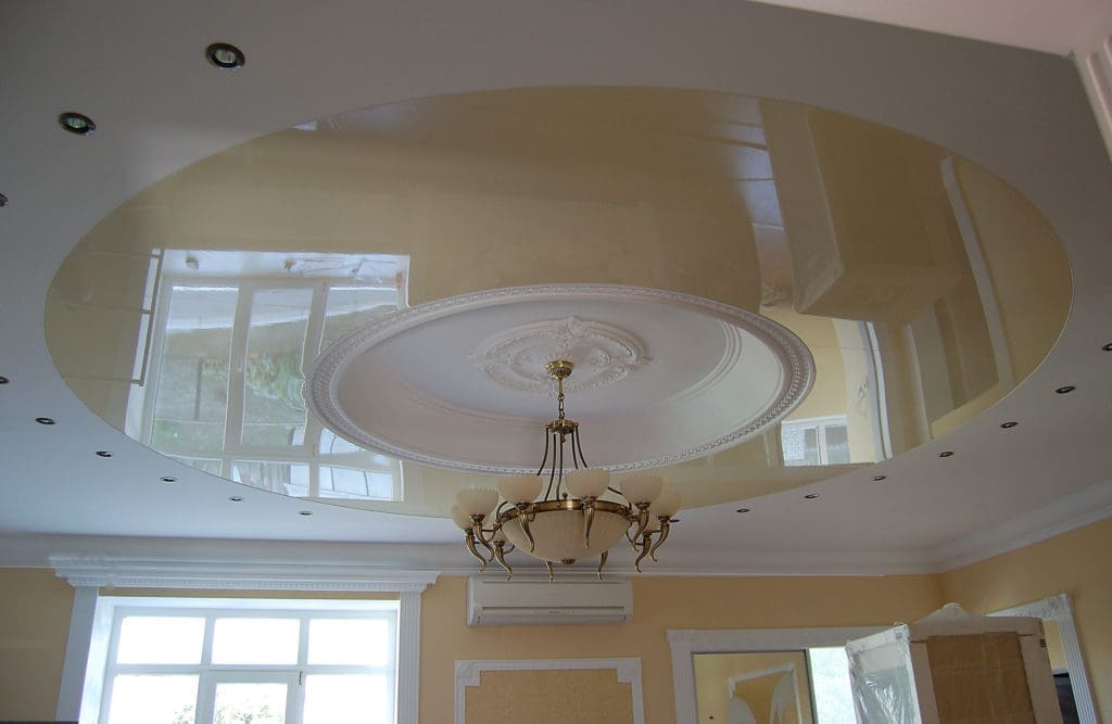 двухуровневый светлый натяжной потолок глянец и мат
