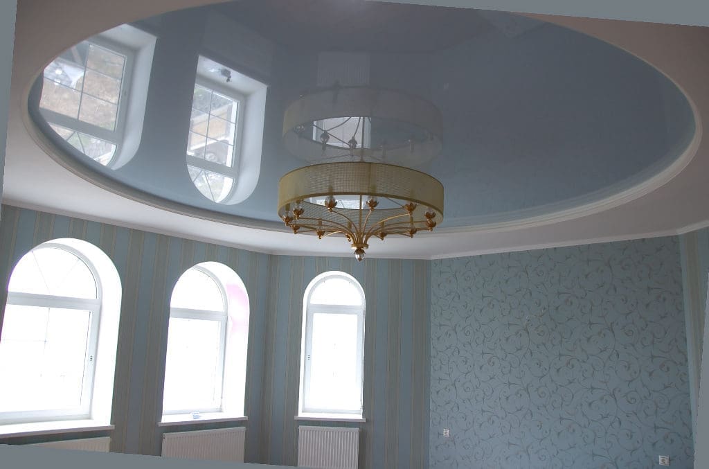 Двухуровневый натяжной потолок с кругом посередине