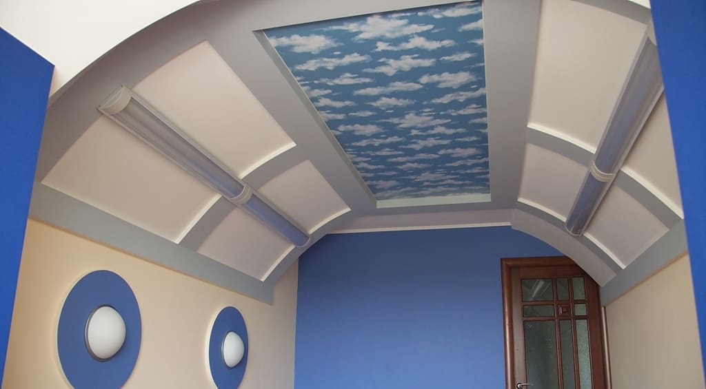 Потолок голубое небо в облаках