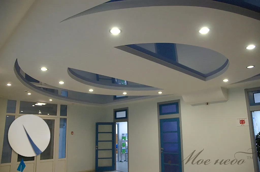 Двухуровневый потолок белый с синим