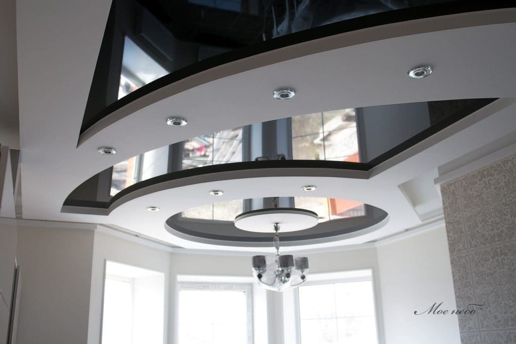 Черно-белый необычный потолок в гостиной