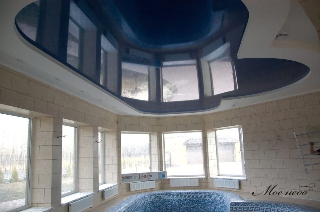 Натяжной потолок - небольшой бассейн неправильной формы