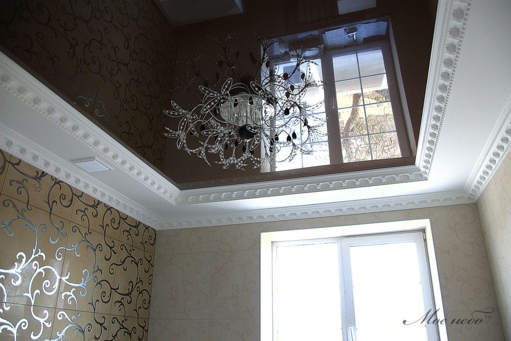 ванная тёмный натяжной потолок и шикарная люстра