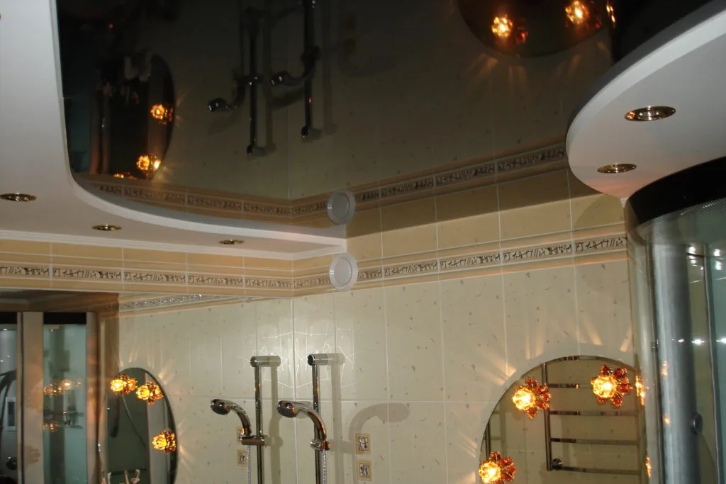 шикарная ванная тёмный потолок