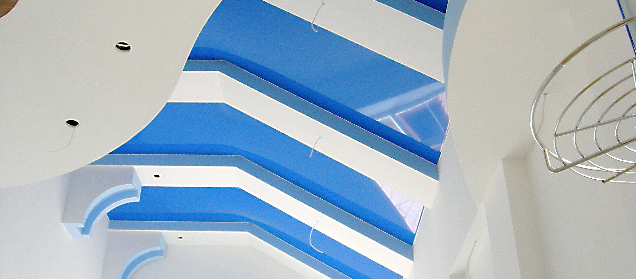 белый с голубым нестандартный потолок