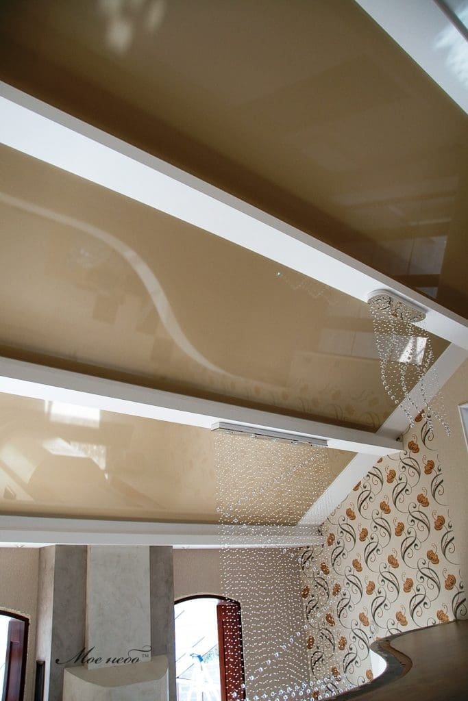 нестандартный натяжной потолок на балконе