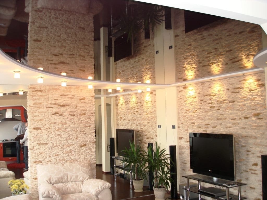 шикарная огромная комната тёмный глянцевый натяжной потолок