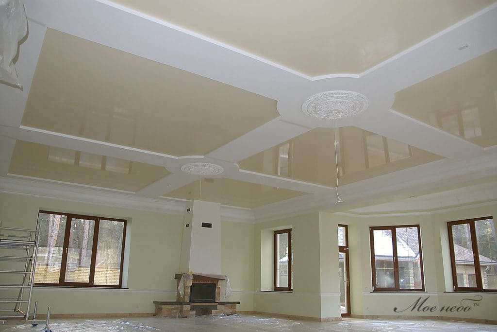 Большая светлая гостиная натяжной потолок квадратами