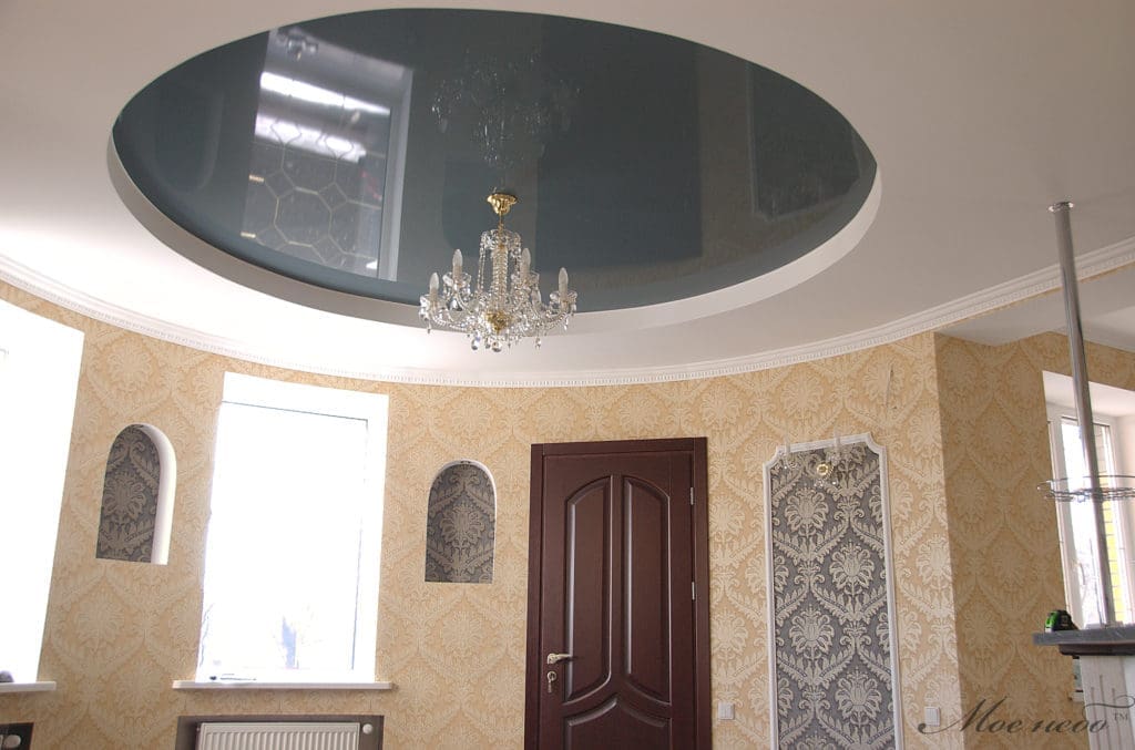 Полукруглая комната темный круг на светлом потолке