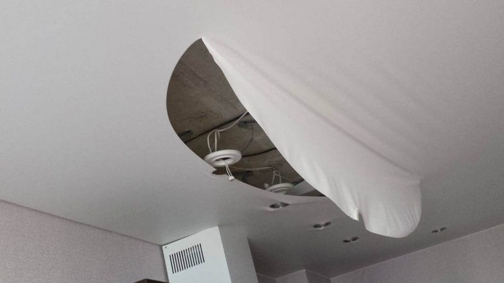 порваный натяжной потолок