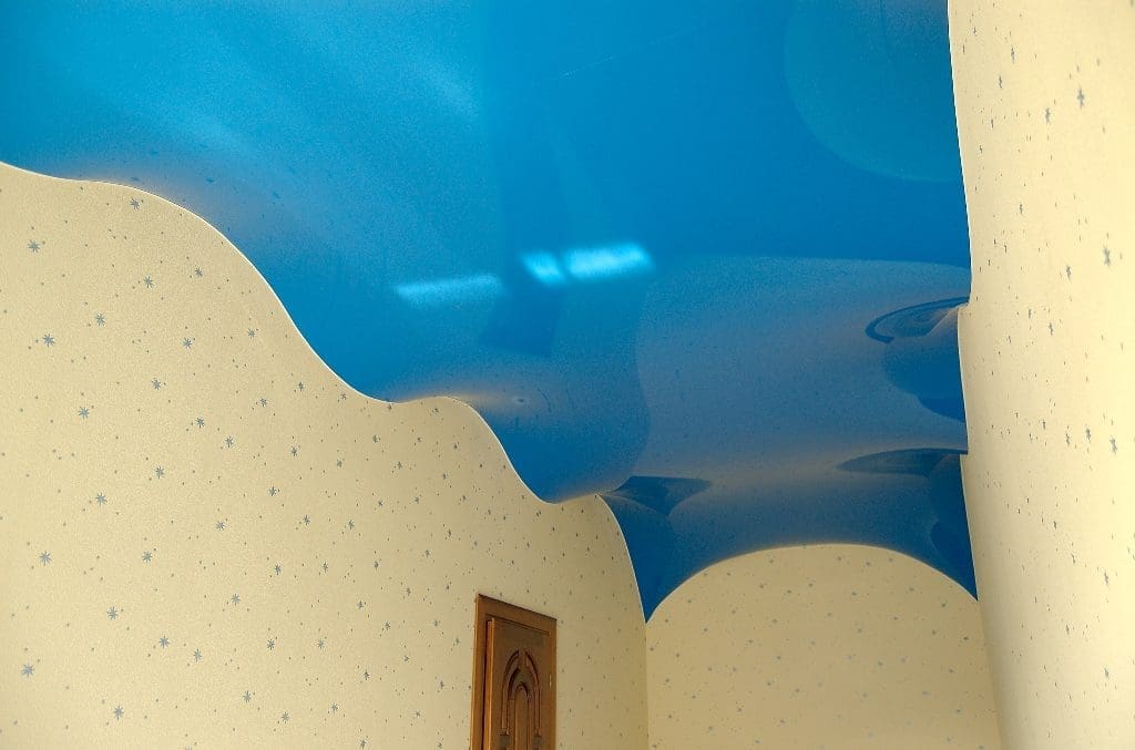 кривой волнистый голубой потолок