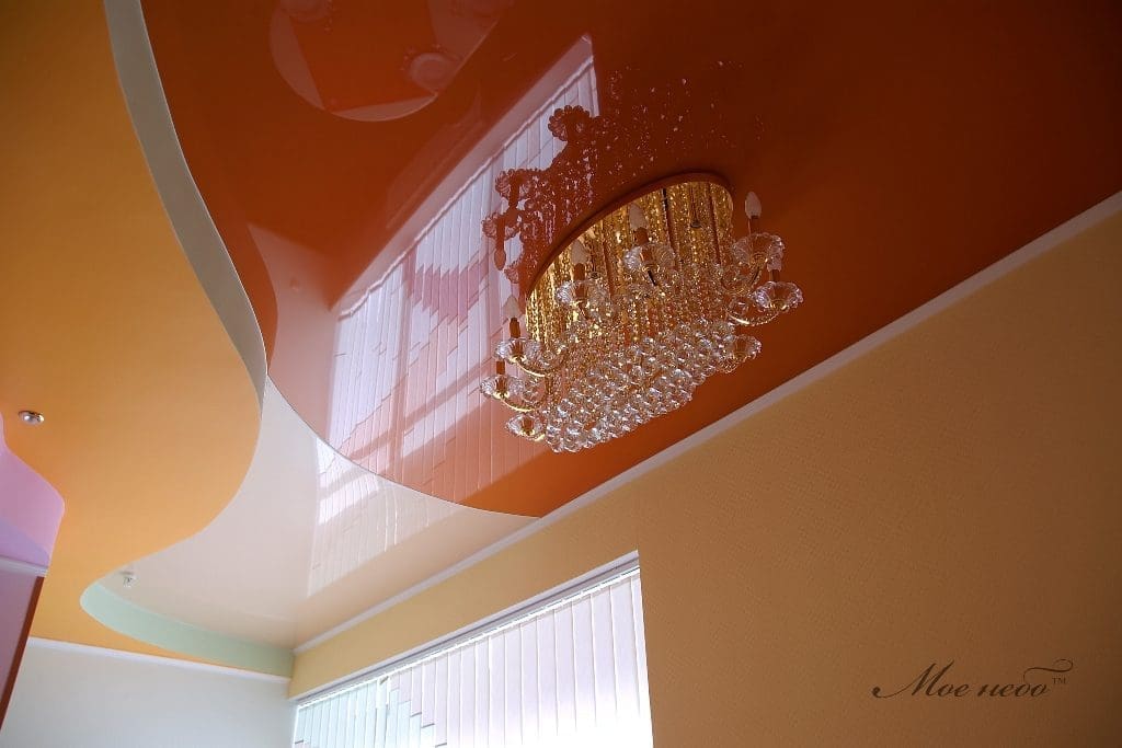 яркий натяжной потолок в ресторане Милан