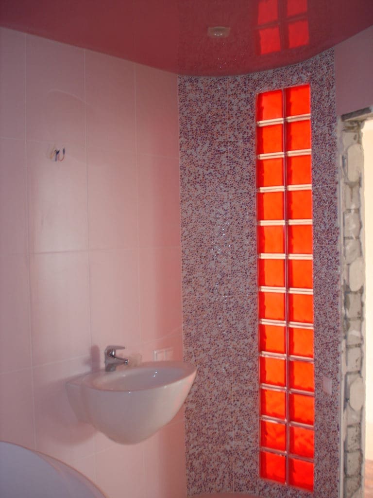 Нежно-розовая ванная  с розовым натяжным потолком