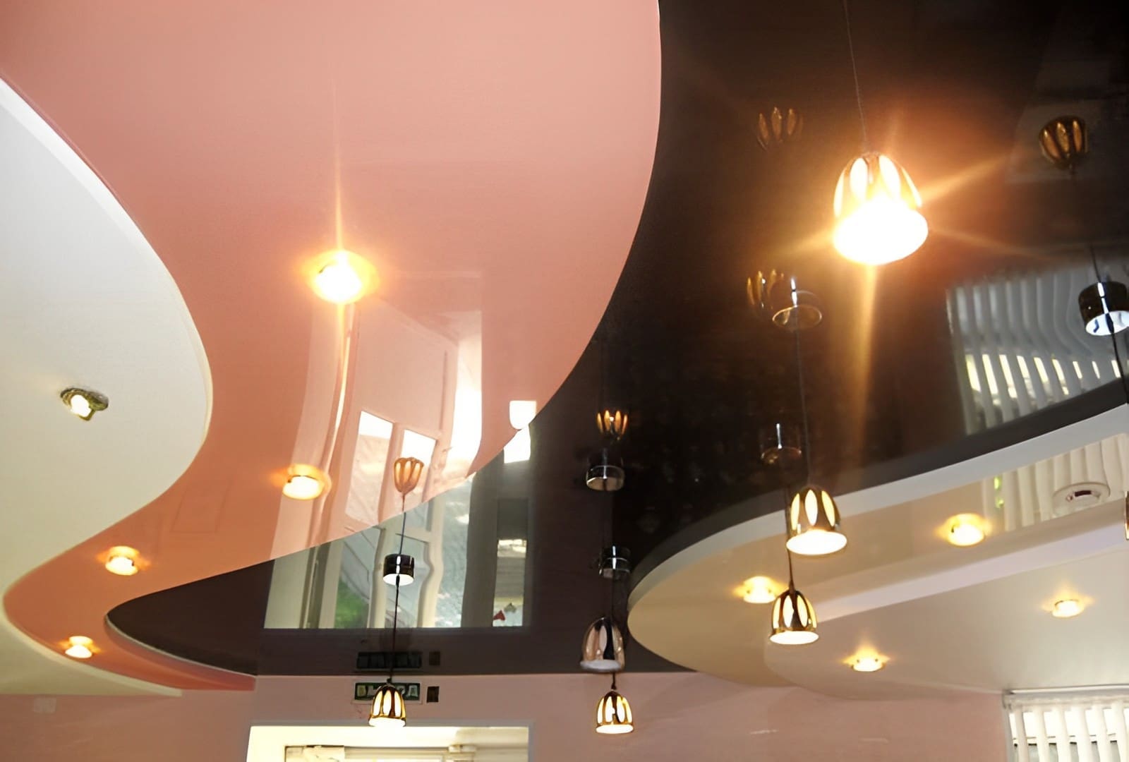 шикарный трёхуровневый натяжной потолок много лампочек