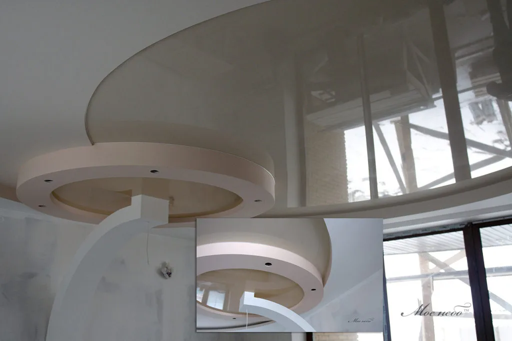 сложный бесшовный натяжной потолок