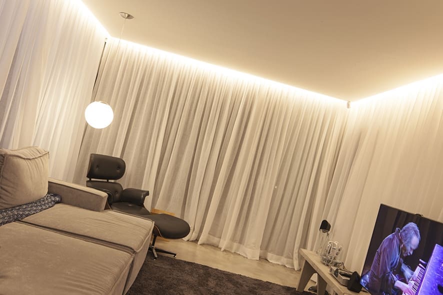 парящий потолок в светлой гостиной