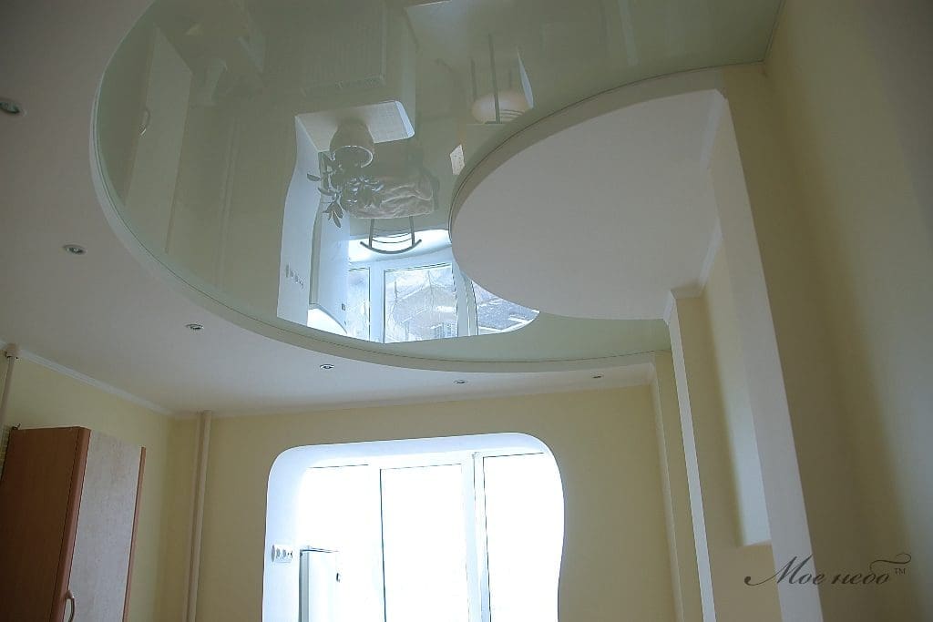 светлый двухуровневый натяжной потолок