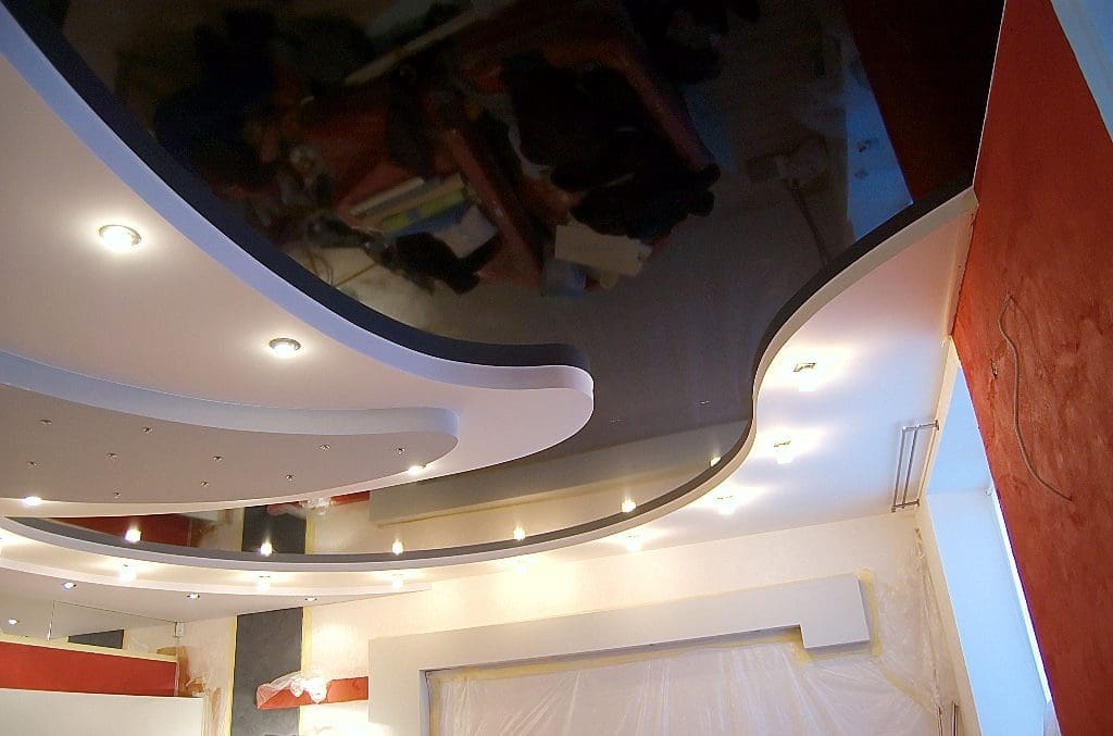 большой трехуровневый натяжной потолок